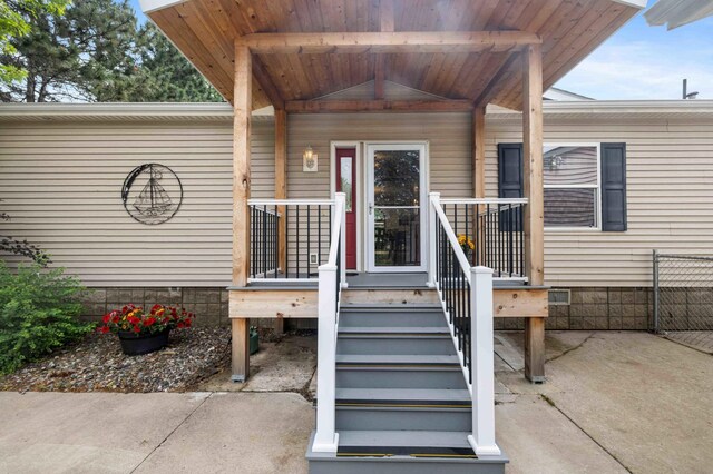 505 Superior Ave, Crosby, MN 56441 - property entrance with crawl space