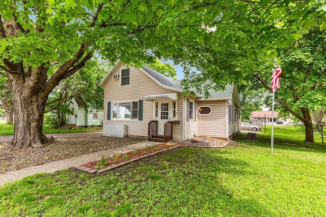 912 State St N, Waseca, MN 56093 - view of front of home featuring a front lawn and a shingled roof