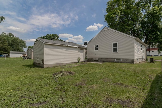 509 8th Ave SE, Waseca, MN 56093 - rear view of house featuring a yard and central AC