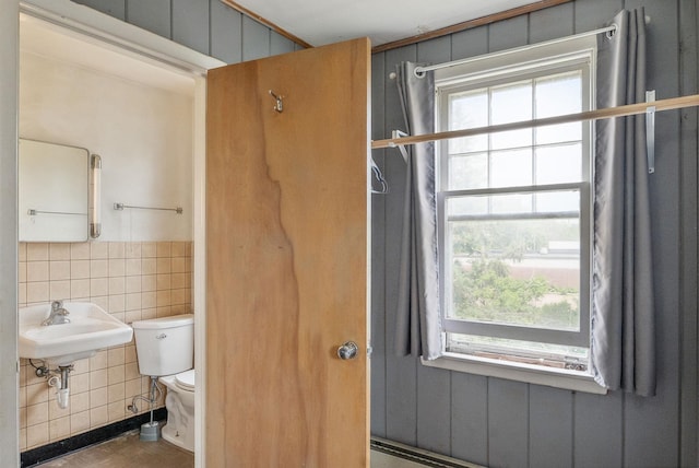517 Birch Ave, Moose Lake, MN 55767 - bathroom with healthy amount of natural light, toilet, and tile walls