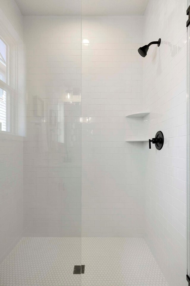 12443 Drayton Trl, Apple Valley, MN 55124 - bathroom with tiled shower