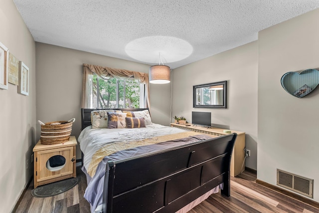 8409 Knollwood Dr, Mounds View, MN 55112 - bedroom featuring wood finished floors, a textured ceiling, and baseboards