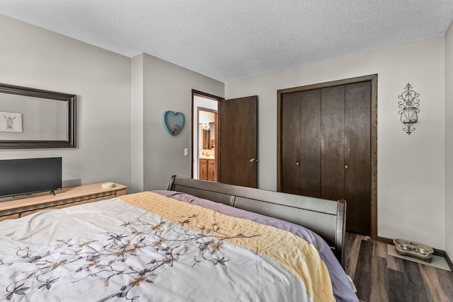 8409 Knollwood Dr, Mounds View, MN 55112 - bedroom with wood finished floors, a closet, a textured ceiling, and baseboards