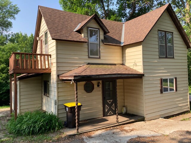 643 Miller Ave, Windom, MN 56101 - view of front facade featuring a shingled roof and a balcony