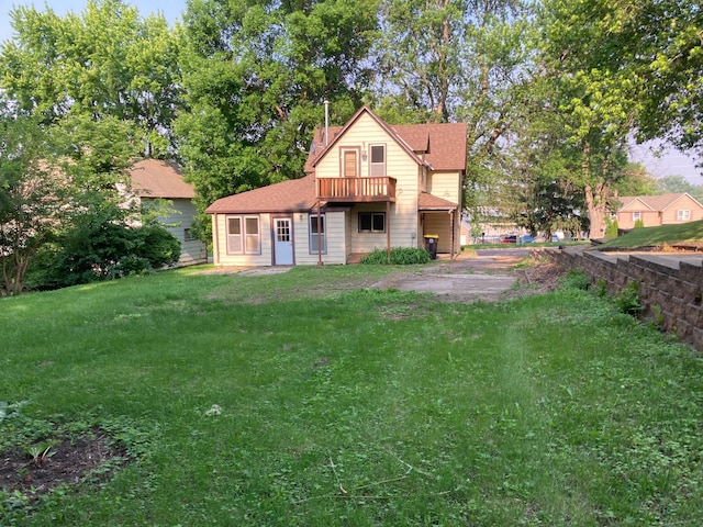 643 Miller Ave, Windom, MN 56101 - back of property with a lawn and roof with shingles