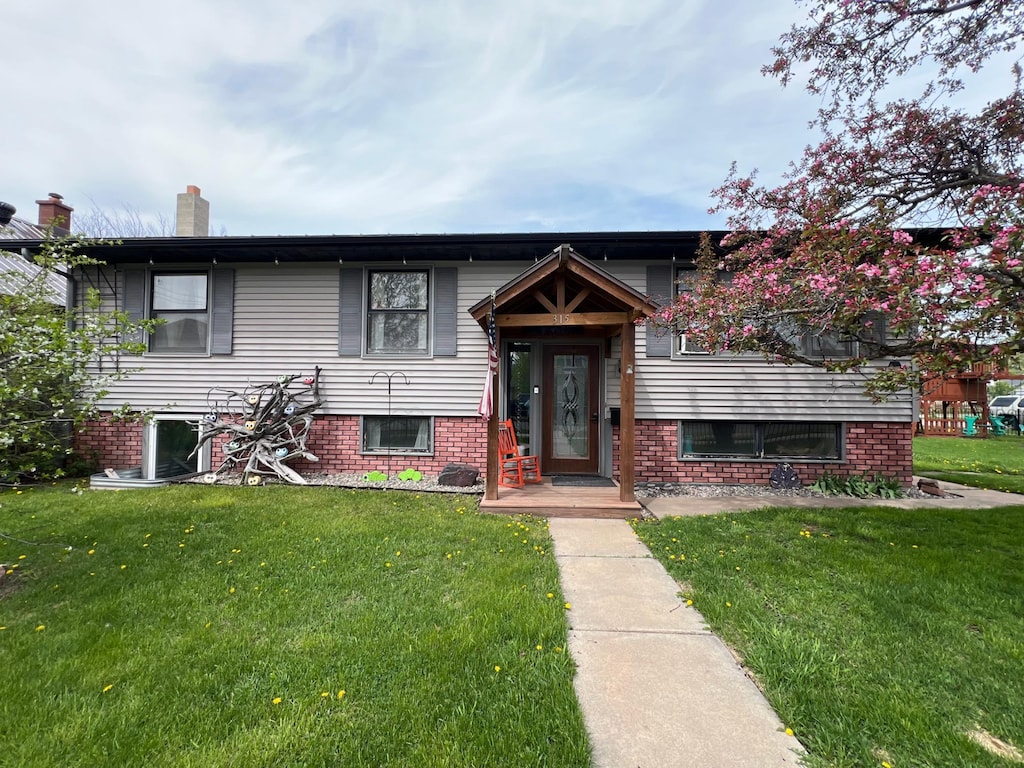 315 Jones Ave, Buhl, MN 55713 - photo 1