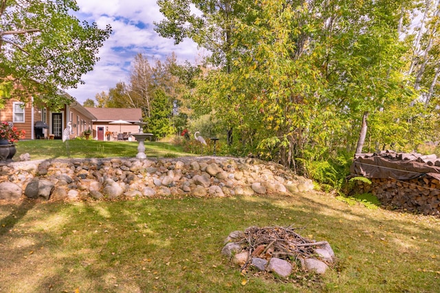 1614 8th St, Grand Rapids, MN 55744 - view of grassy yard with a fire pit