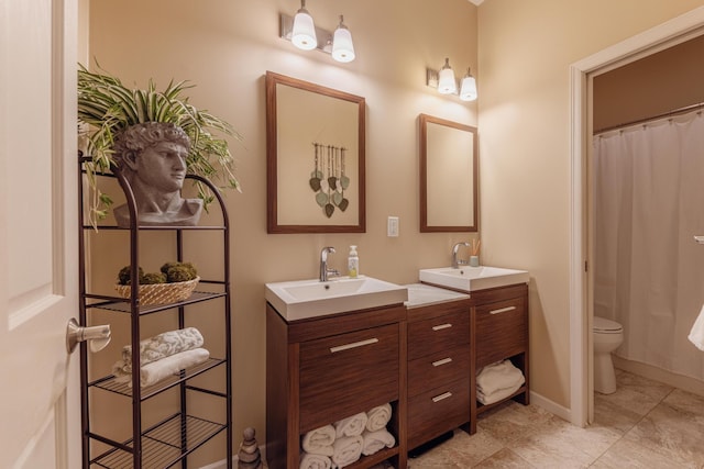 1614 8th St, Grand Rapids, MN 55744 - bathroom featuring double vanity, toilet, baseboards, and curtained shower