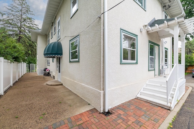 2516 Humboldt Ave S, Minneapolis, MN 55405 - view of side of property with stucco siding and a patio