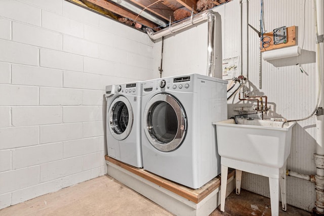 4618 Jefferson St NE, Columbia Heights, MN 55421 - laundry room featuring washing machine and dryer