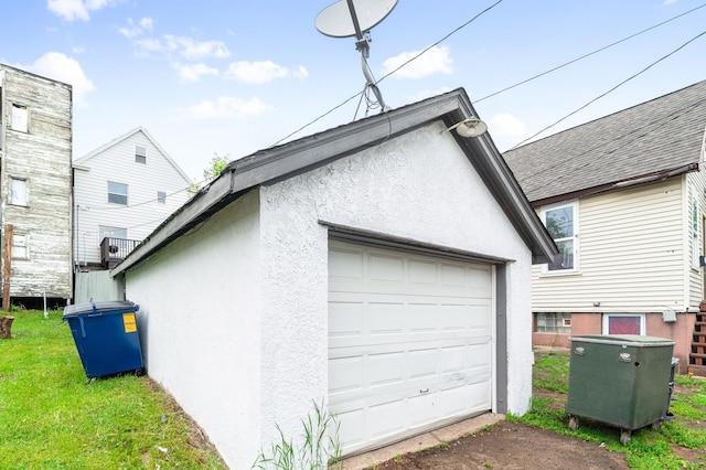 416 6th St, Duluth, MN 55805 - garage with driveway