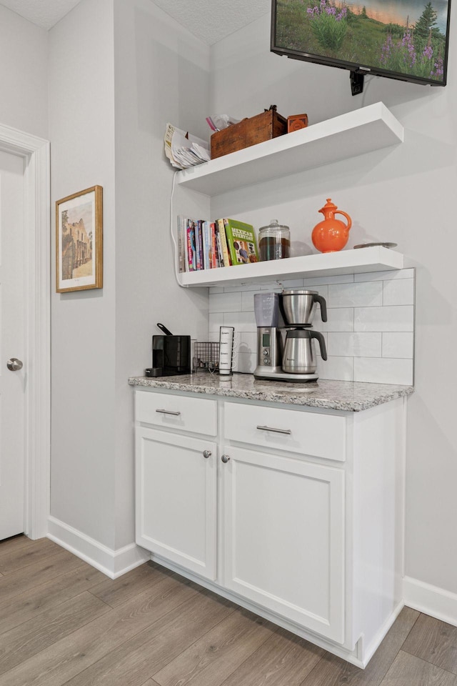 7465 Glengarry Pl, Eden Prairie, MN 55344 - bar featuring light wood-type flooring and baseboards