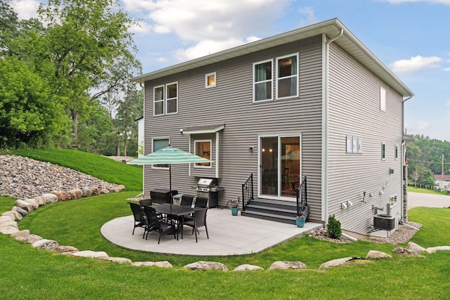 7465 Glengarry Pl, Eden Prairie, MN 55344 - back of property featuring entry steps, a yard, and a patio area
