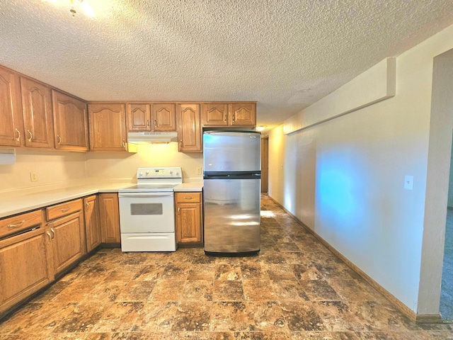 735 Main St N, Hutchinson, MN 55350 - kitchen with freestanding refrigerator, electric stove, under cabinet range hood, a textured ceiling, and brown cabinetry