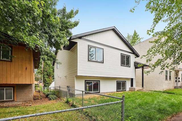 933 Beech St, Saint Paul, MN 55106 - back of property featuring a fenced backyard