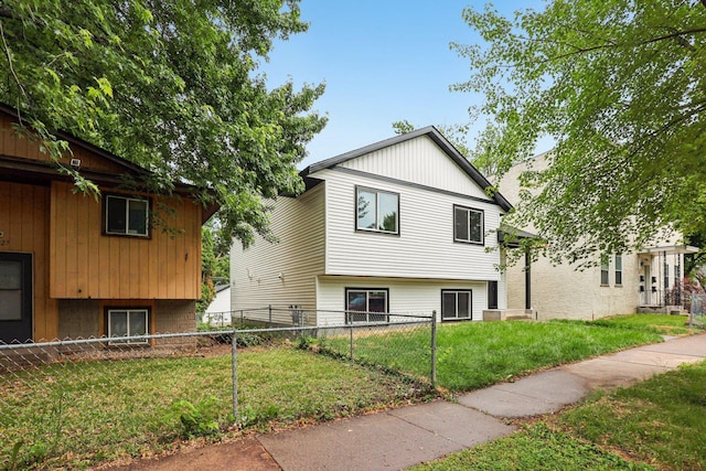 933 Beech St, Saint Paul, MN 55106 - view of front facade