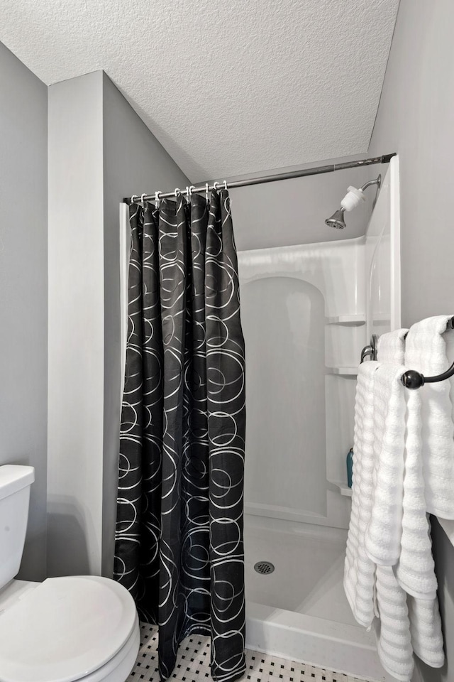 1401 142nd Ct E, Rosemount, MN 55068 - full bathroom with a textured ceiling, toilet, and curtained shower