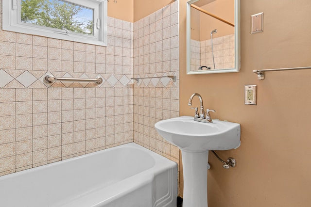 148 5th Ave N, Hopkins, MN 55343 - full bath featuring shower / tub combination