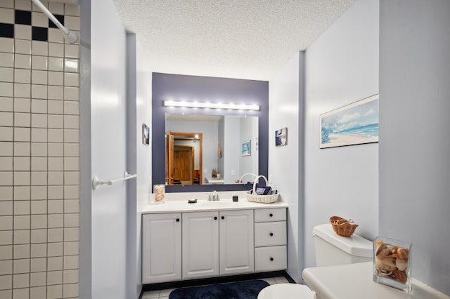 15795 Quebec Cir, Eden Prairie, MN 55346 - bathroom featuring a tile shower, vanity, and a textured ceiling