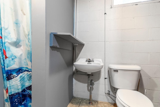 712 Shady Ln SW, Alexandria, MN 56308 - bathroom featuring a shower with curtain and concrete block wall