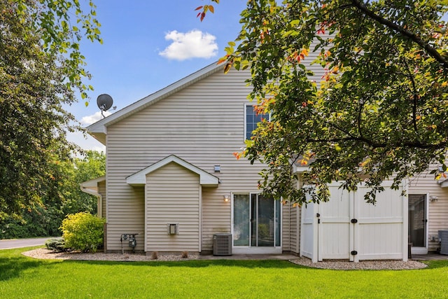 5425 Fawn Ct SE, Prior Lake, MN 55372 - back of house with a lawn
