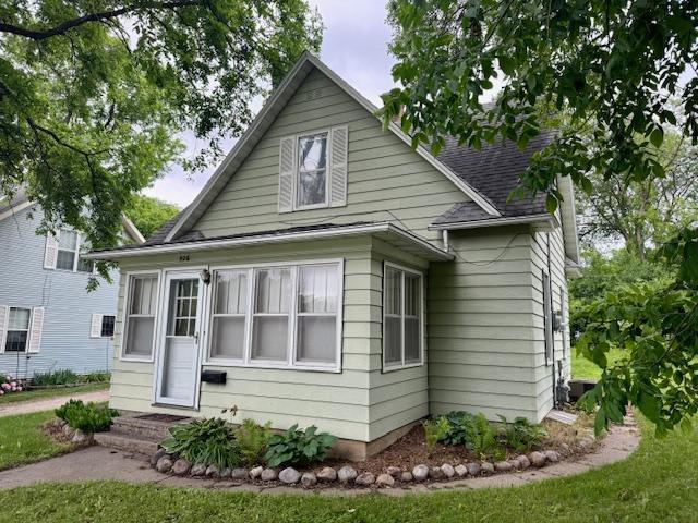 926 Park St, Fergus Falls, MN 56537 - bungalow featuring roof with shingles
