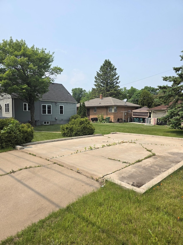 2512 7th Ave E, Hibbing, MN 55746 - view of front of home with a front lawn