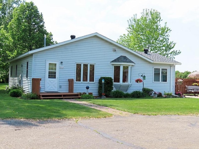 1223 Elizabeth Ave N, Thief River Falls, MN 56701 - bungalow with a front yard