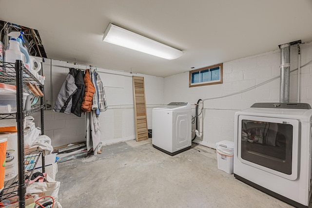 1019 3rd Ave N, Moorhead, MN 56560 - laundry area featuring washing machine and dryer and concrete block wall