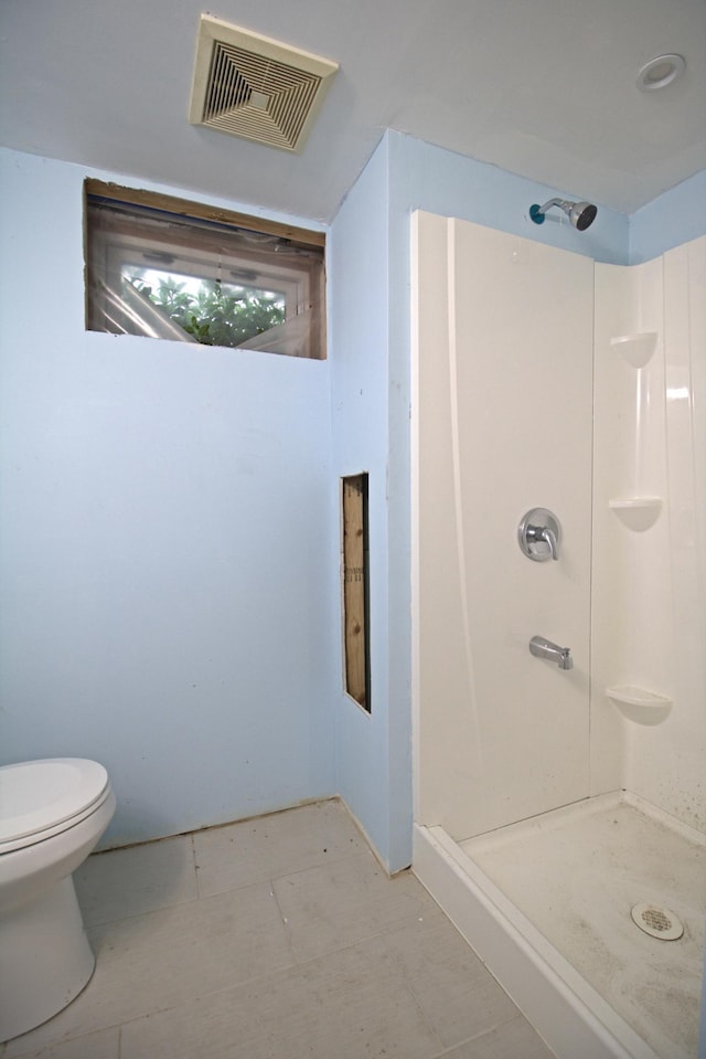 4317 2nd Ave S, Minneapolis, MN 55409 - bathroom featuring a shower and toilet