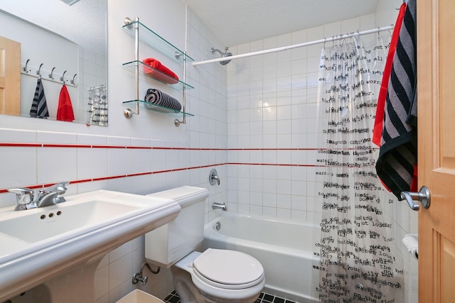 14802 Margaret Pl, Minnetonka, MN 55345 - bathroom with shower / bath combo with shower curtain and tile walls