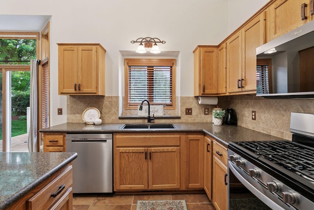 989 Coneflower Ct, Eagan, MN 55123 - kitchen featuring appliances with stainless steel finishes, plenty of natural light, decorative backsplash, and a towering ceiling