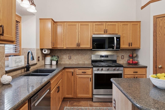 989 Coneflower Ct, Eagan, MN 55123 - kitchen featuring stainless steel appliances, tasteful backsplash, dark stone countertops, and hanging light fixtures