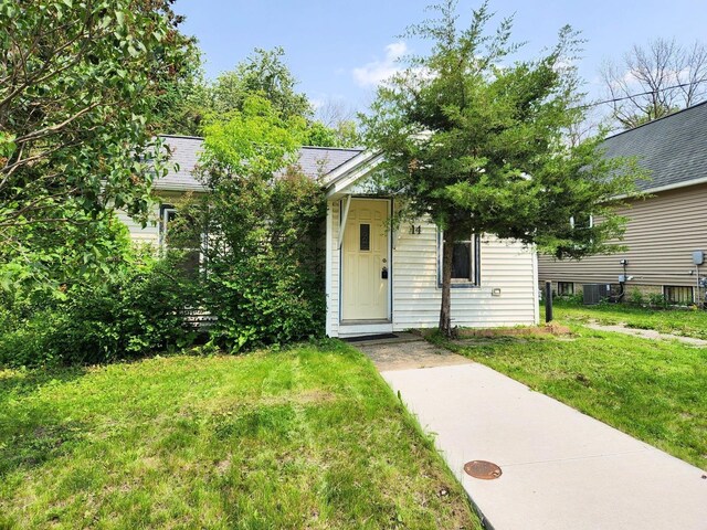 14 4th Ave SE, Dodge Center, MN 55927 - view of front of property featuring a front lawn