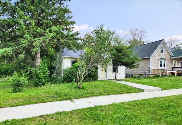 14 4th Ave SE, Dodge Center, MN 55927 - obstructed view of property with a front lawn and roof with shingles