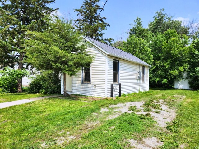 14 4th Ave SE, Dodge Center, MN 55927 - view of home's exterior featuring a lawn