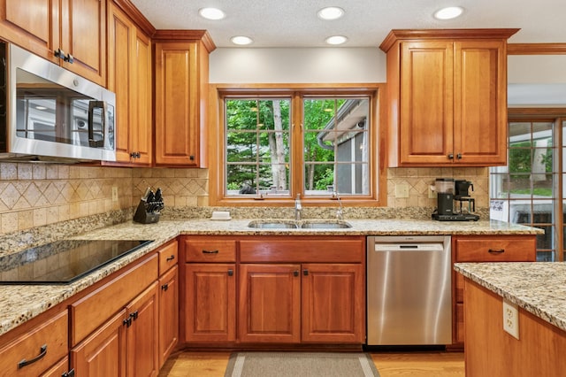 1561 Creek Run Trl, Chanhassen, MN 55331 - kitchen with appliances with stainless steel finishes, light wood finished floors, healthy amount of natural light, and recessed lighting