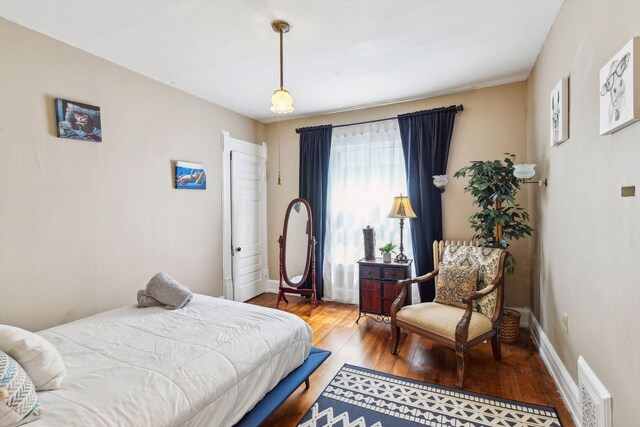 1601 Park Ave, Minneapolis, MN 55404 - bedroom with wood finished floors and baseboards