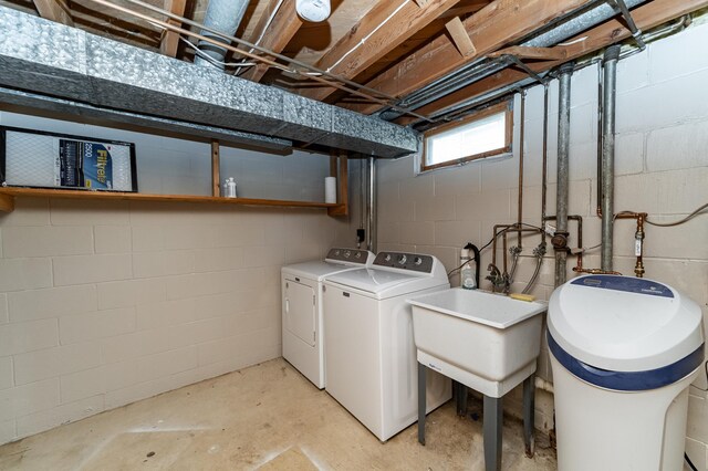 912 11 1/2 St SW, Rochester, MN 55902 - washroom with washer and dryer