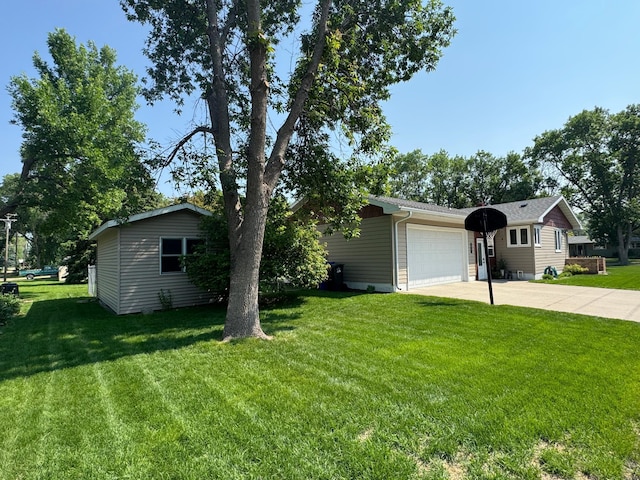 401 5th St NE, Barnesville, MN 56514 - view of side of property with driveway, a garage, and a lawn