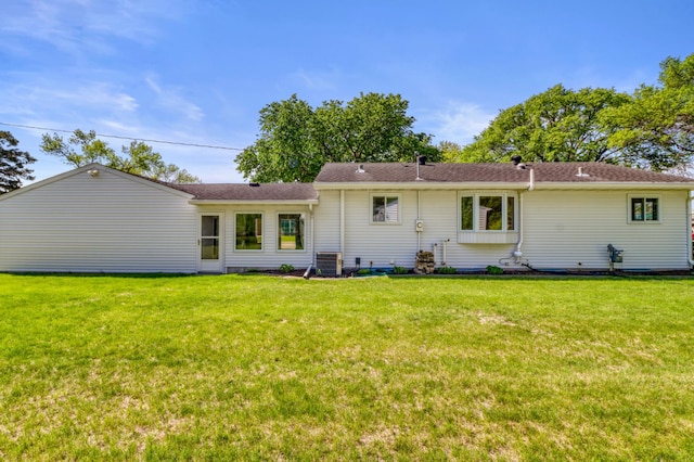 1204 20th Ave S, Moorhead, MN 56560 - back of house with a yard