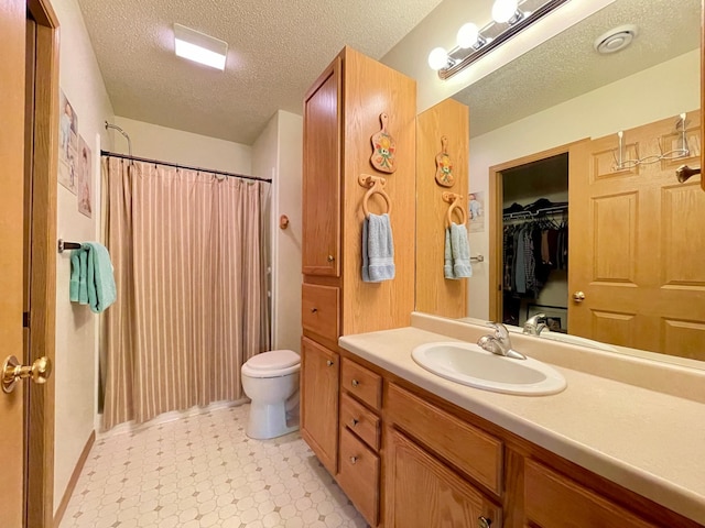727 Cloud St NW, Bemidji, MN 56601 - full bathroom featuring a textured ceiling, vanity, tile patterned floors, toilet, and curtained shower