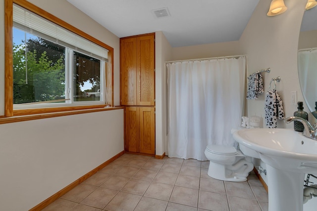 1285 Stone Ridge Rd, Sauk Rapids, MN 56379 - full bath featuring toilet, tile patterned floors, baseboards, and a shower with curtain