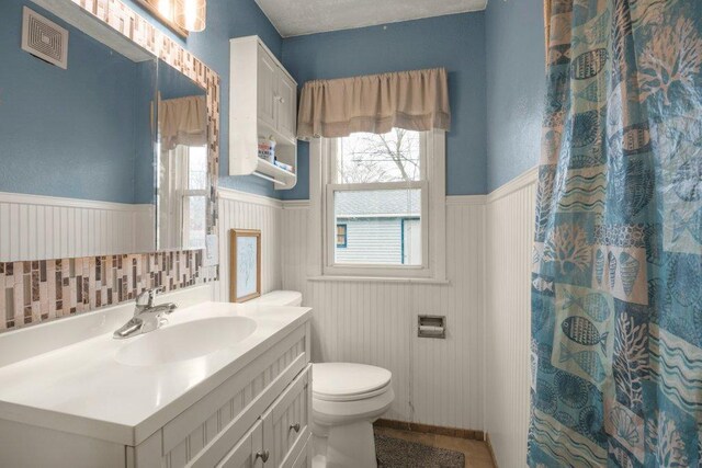 3500 Abbott Ave N, Robbinsdale, MN 55422 - full bath featuring a wainscoted wall, vanity, and curtained shower