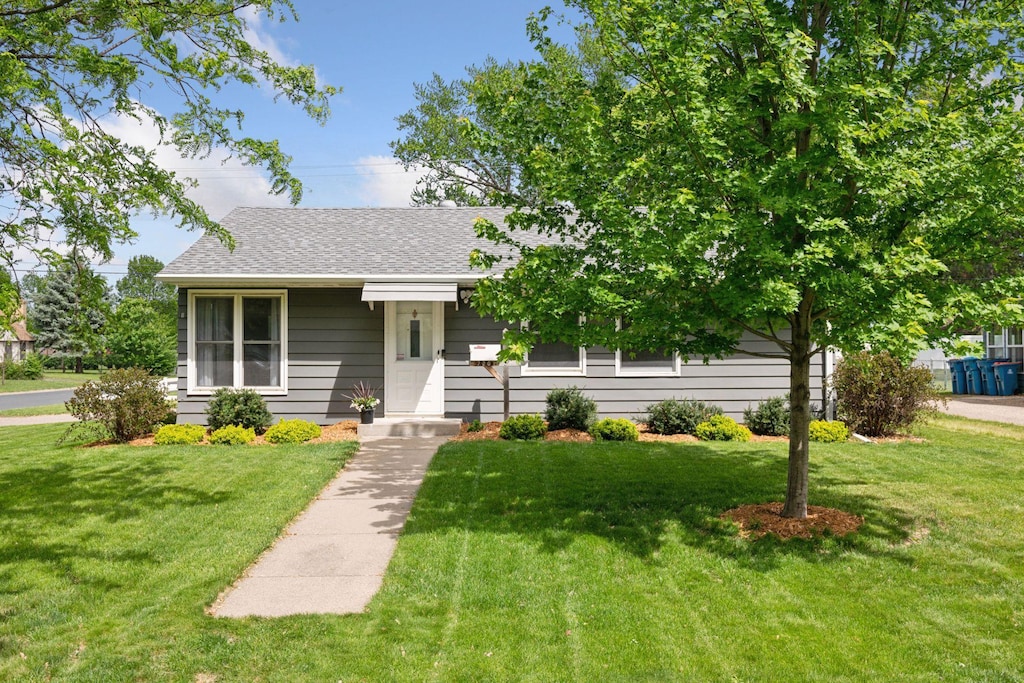 7201 Upton Ave S, Richfield, MN 55423 - view of front of home featuring a front lawn and roof with shingles