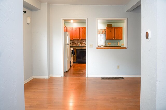 89 Winnipeg Ave, Saint Paul, MN 55117 - empty room with light wood-type flooring and baseboards