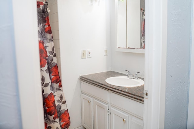 89 Winnipeg Ave, Saint Paul, MN 55117 - full bathroom with vanity and a shower with shower curtain