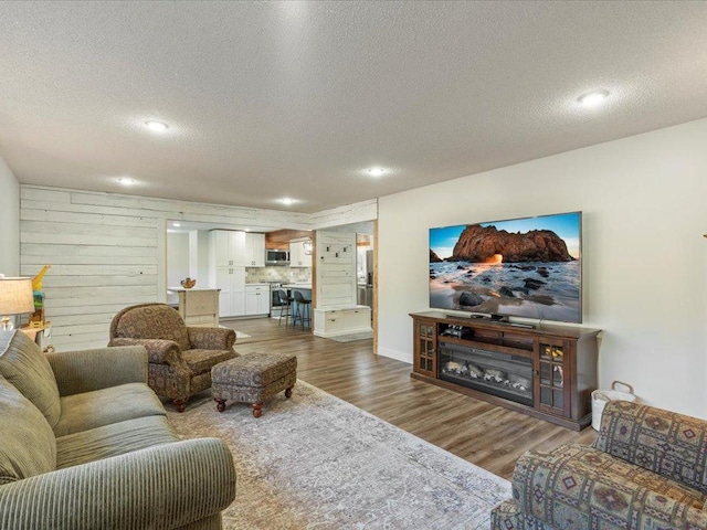 5335 Pine Beach Rd, Brainerd, MN 56401 - living area featuring wood finished floors, a textured ceiling, and recessed lighting