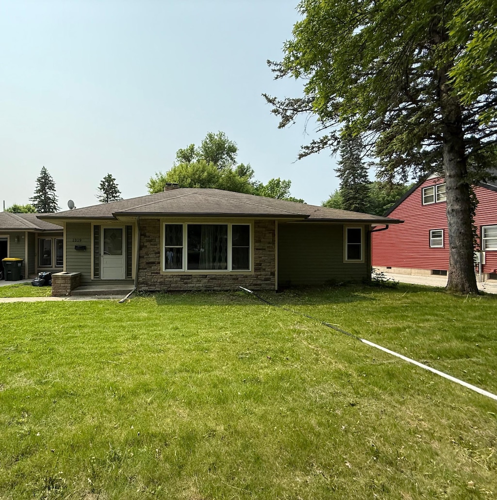 1319 Kandiyohi Ave SW, Willmar, MN 56201 - view of front facade with stone siding and a front yard