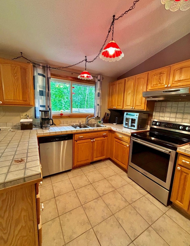 4488 Konieska Rd, Moose Lake, MN 55767 - kitchen featuring stainless steel appliances, under cabinet range hood, a textured ceiling, vaulted ceiling, and decorative backsplash